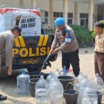 Polisi menyalurkan bantuan air bersih ke SDN 1 Campakasari, Kecamatan Campaka, Kabupaten Purwakarta. (HaloPurwakarta.id)