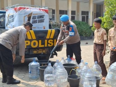 Polisi menyalurkan bantuan air bersih ke SDN 1 Campakasari, Kecamatan Campaka, Kabupaten Purwakarta. (HaloPurwakarta.id)