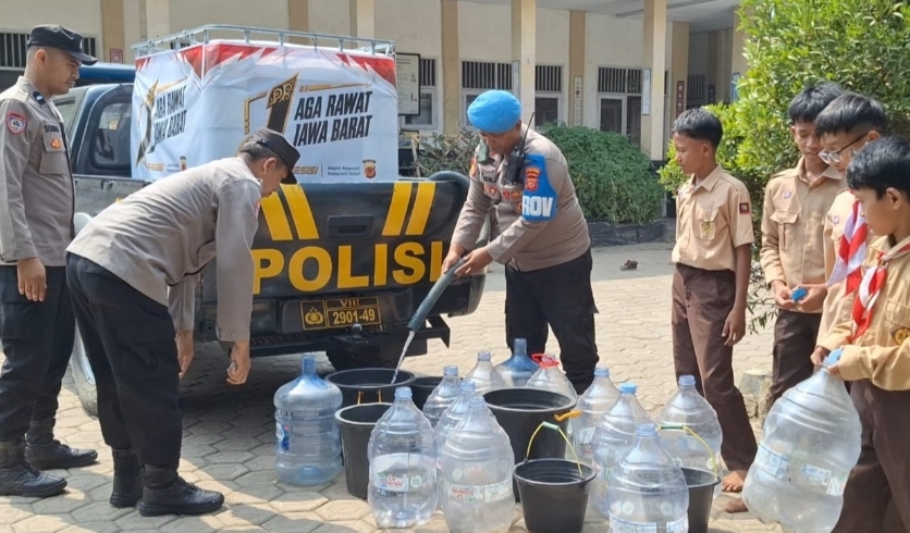 Polisi menyalurkan bantuan air bersih ke SDN 1 Campakasari, Kecamatan Campaka, Kabupaten Purwakarta. (HaloPurwakarta.id)