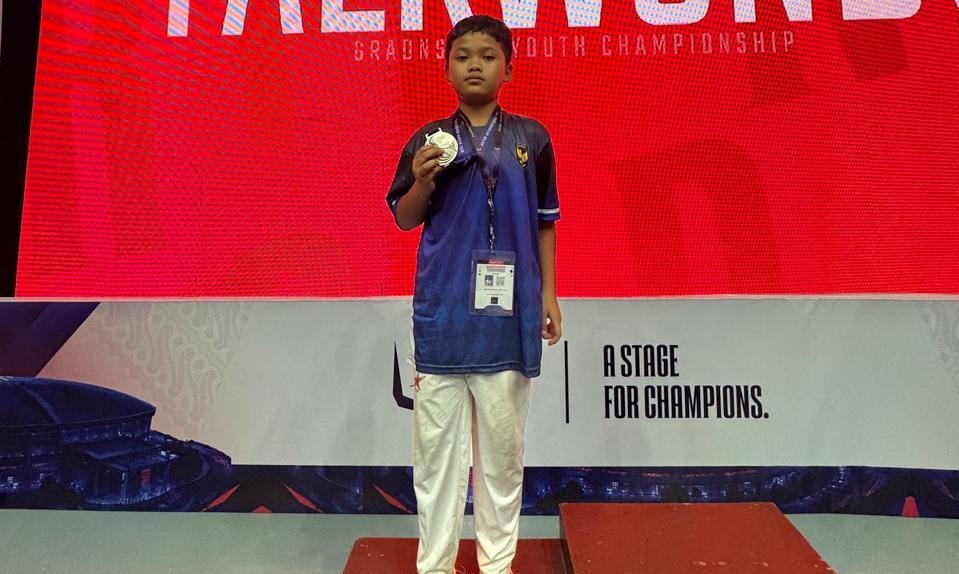 Adrian Pradipta Setiawan, siswa SD Plus 1 Al Muhajirin, berhasil meraih medali silver. (HaloPWK)
