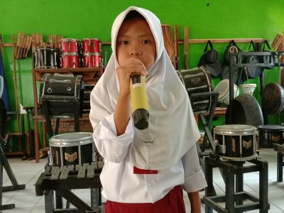 Arsyilla Laili Nugraha siswi kelas 4 SDN 1 Munjuljaya saat berlatih tembang sunda Pupuh Pucung untuk persiapan lomba di Festival Tunas Bahasa Ibu tingkat Kabupaten. (HaloPWK)
