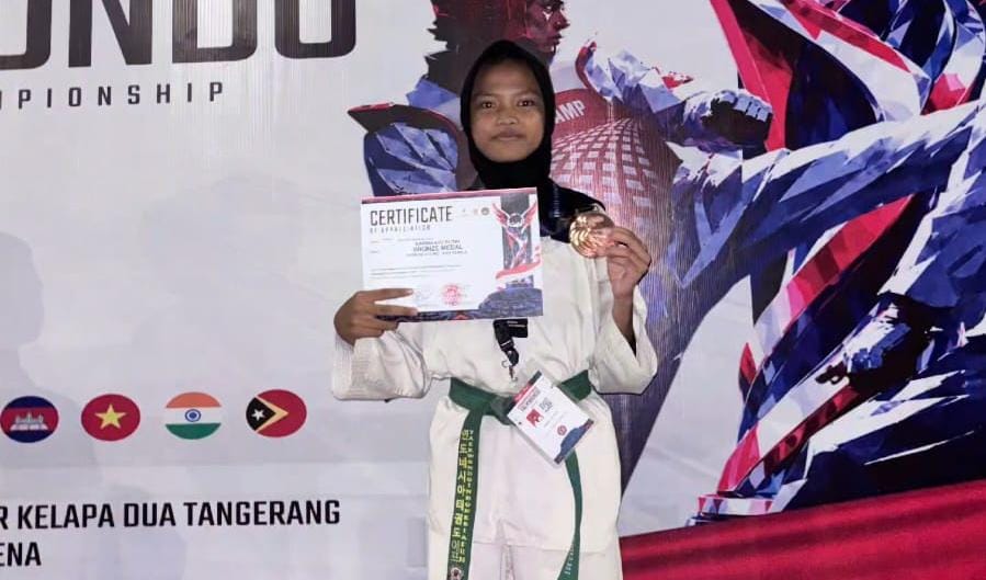 Karina Ayu Putri, siswi MTsN 1 Purwakarta, berhasil meraih medali perunggu dalam ajang Pugnator International Open Taekwondo. (HaloPWK)