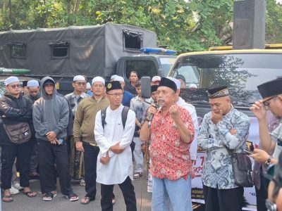 Aliansi Masyarakat Purwakarta yang menolak rencana pembangunan gereja di Desa Cikopo. (HaloPWK)