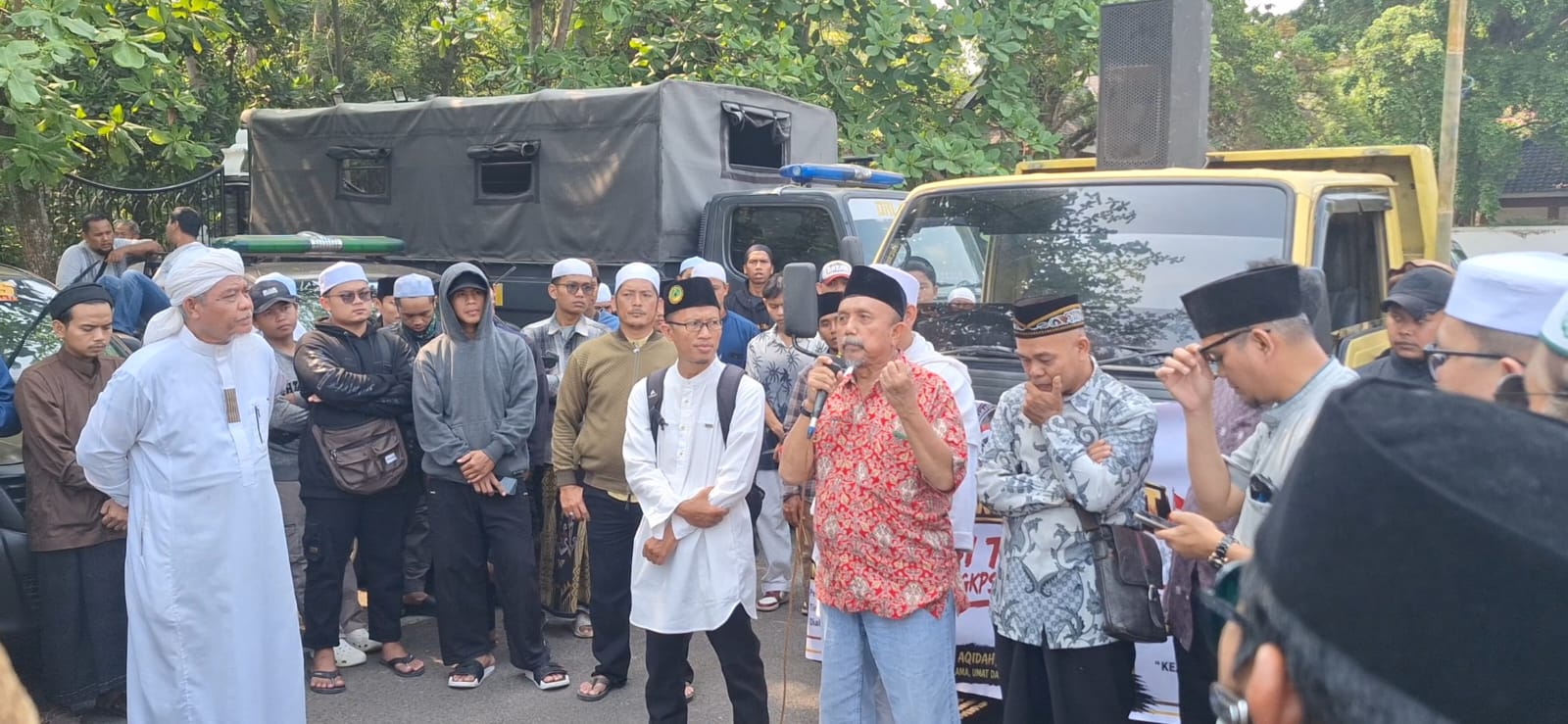 Aliansi Masyarakat Purwakarta yang menolak rencana pembangunan gereja di Desa Cikopo. (HaloPWK)