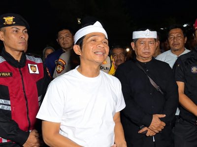 Saepul Bahri Binzein atau Om Zein kembali menegaskan aturan jam malam bagi pelajar. Siswa mulai dari tingkat SD, SMP, SMA hingga SMK diminta sudah berada di rumah. (HaloPWK)