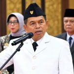 Dedi Mulyadi atau yang akrab disapa Kang Dedi Mulyadi (KDM) meminta para bupati agar tidak hanya bekerja dari balik meja kantor, tetapi turun langsung ke lapangan. (HaloPWK)
