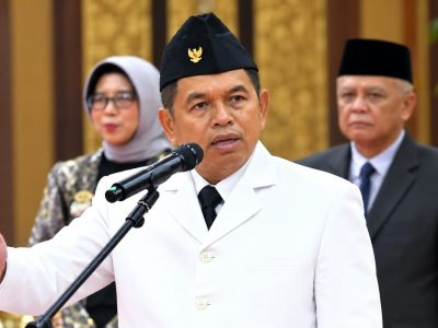 Dedi Mulyadi atau yang akrab disapa Kang Dedi Mulyadi (KDM) meminta para bupati agar tidak hanya bekerja dari balik meja kantor, tetapi turun langsung ke lapangan. (HaloPWK)