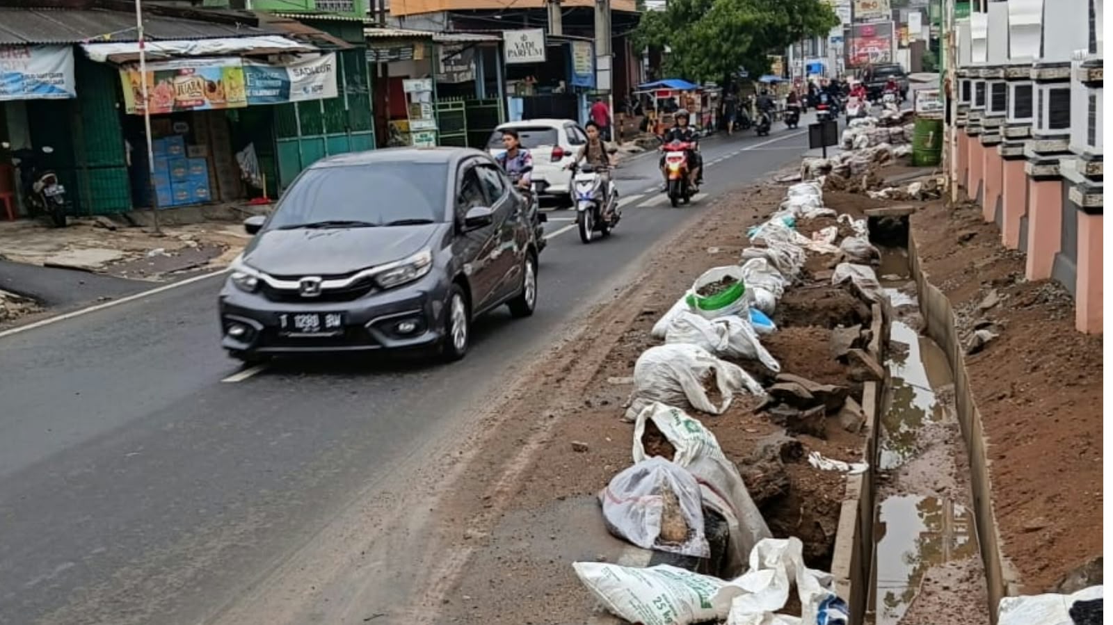 Dinas Lingkungan Hidup (DLH) Kabupaten Purwakarta, tegur proyek galian PLN. (HaloPWK)