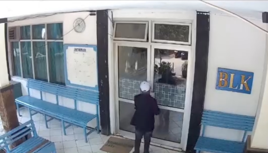 Rekaman kamera pengawas atau CCTV, Dua laptop dan uang hilang di kantor Disnakertrans Kabupaten Purwakarta. (HaloPWK)