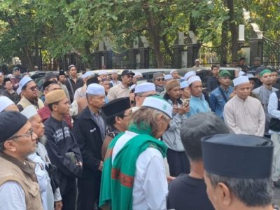 Aliansi Masyarakat Purwakarta menggelar aksi penyampaian pendapat di depan gerbang Pemerintah Daerah (Pemda) Purwakarta. (HaloPWK)