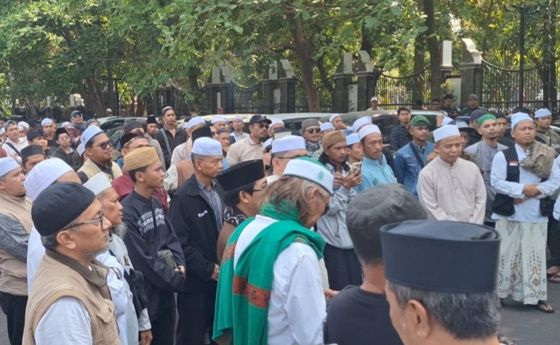 Aliansi Masyarakat Purwakarta menggelar aksi penyampaian pendapat di depan gerbang Pemerintah Daerah (Pemda) Purwakarta. (HaloPWK)