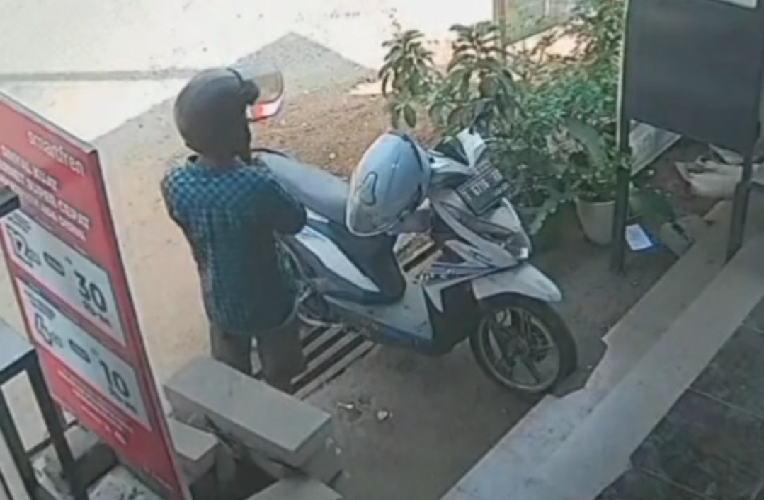 Honda Beat berwarna putih bernomor polisi T 6716 RB dilaporkan hilang dari depan sebuah konter di Jalan Alternatif Cikopak