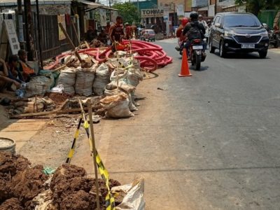 Galian kabel jaringan listrik PLN di ruas jalan Kabupaten Purwakarta. (HaloPWK)