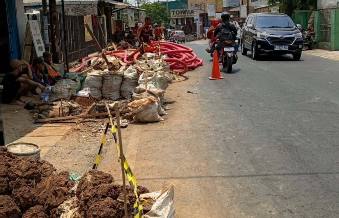 Galian kabel jaringan listrik PLN di ruas jalan Kabupaten Purwakarta. (HaloPWK)