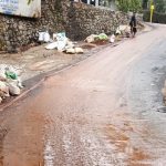 Jalan Ipik Gandamanah, tepatnya di depan Kampus 2 Al-Muhajirin, Kabupaten Purwakarta, menjadi sorotan setelah badan jalan dipenuhi lumpur. (HaloPWK)