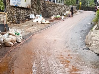 Jalan Ipik Gandamanah, tepatnya di depan Kampus 2 Al-Muhajirin, Kabupaten Purwakarta, menjadi sorotan setelah badan jalan dipenuhi lumpur. (HaloPWK)