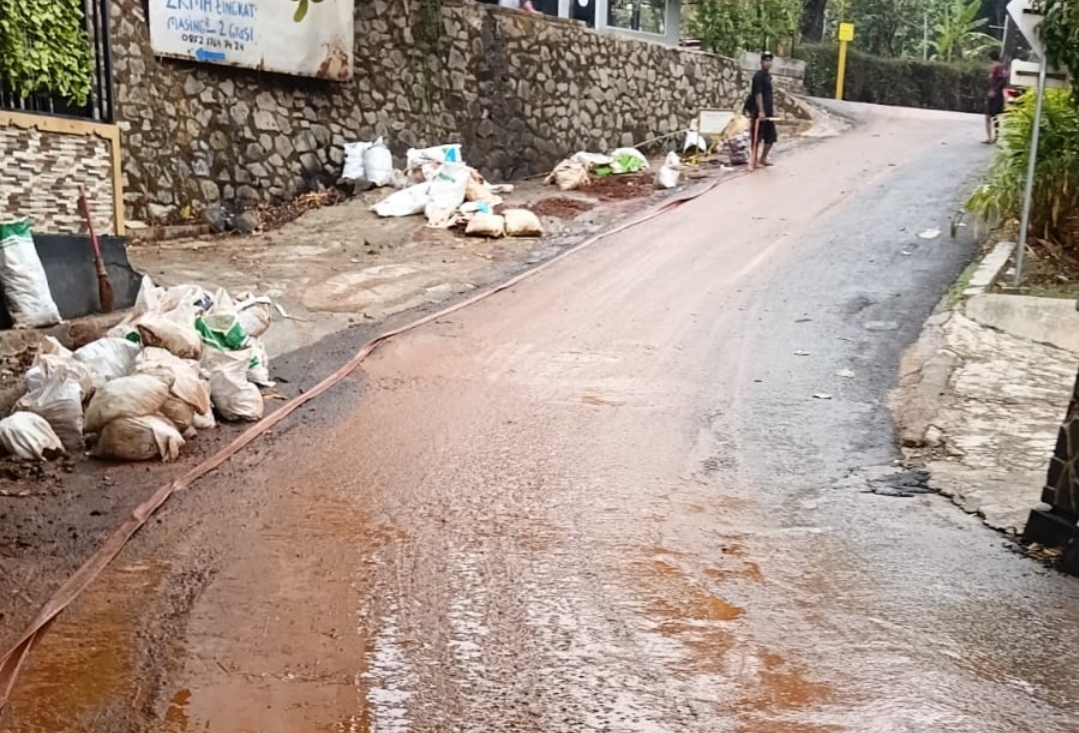 Jalan Ipik Gandamanah, tepatnya di depan Kampus 2 Al-Muhajirin, Kabupaten Purwakarta, menjadi sorotan setelah badan jalan dipenuhi lumpur. (HaloPWK)
