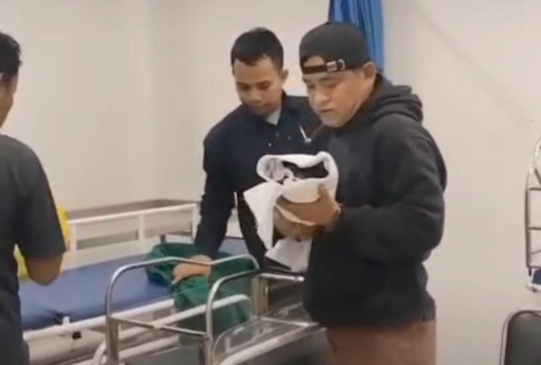 Keluarga bayi berusia 15 hari di Purwakarta mengaku harus mencari pinjaman untuk melunasi tagihan rumah sakit sebelum bisa membawa pulang jenazah. (HaloPWK)